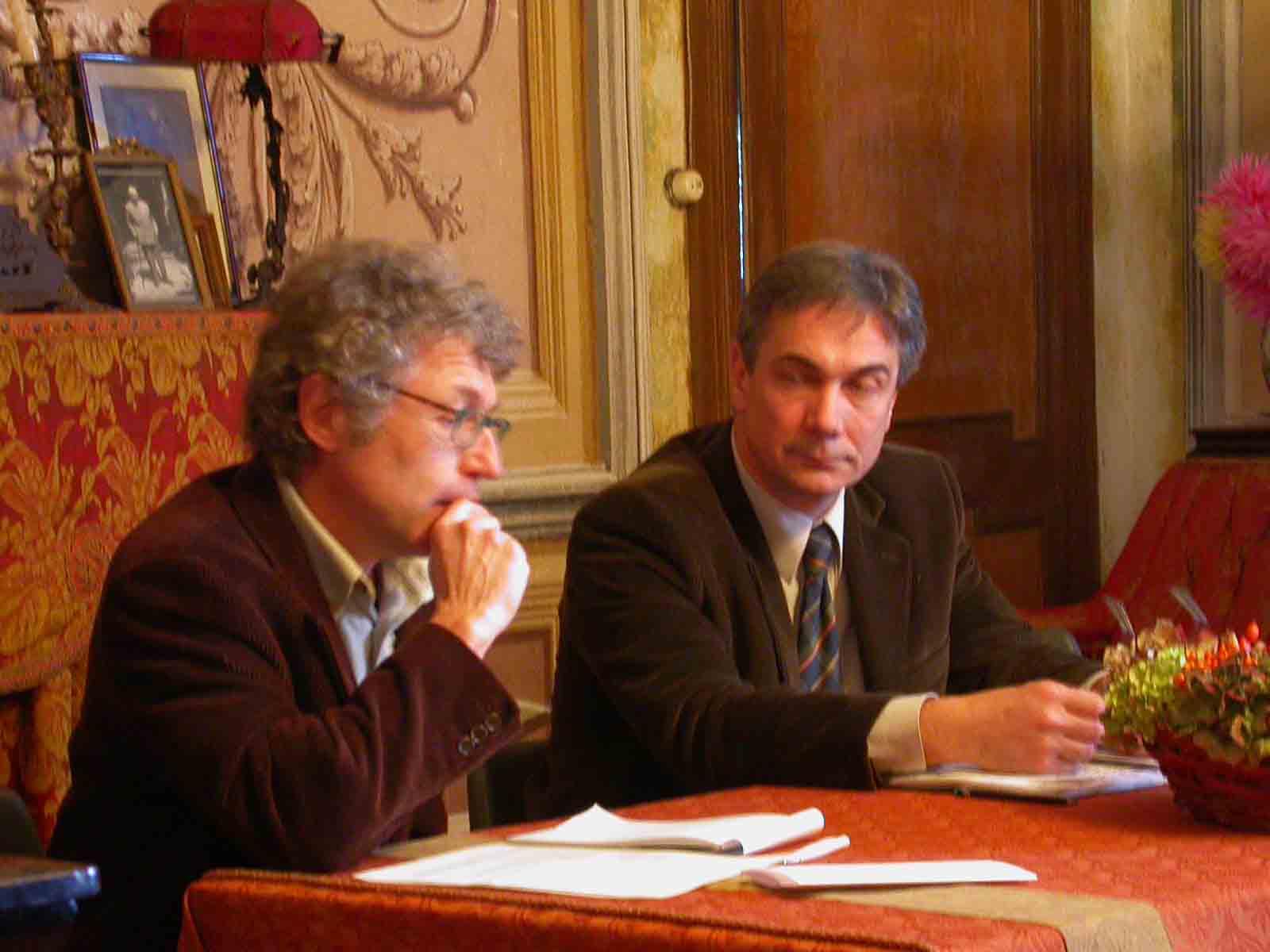 Tavolo dei relatori: (sx) Prof. Gianfranco Miroglio - (dx) Arch. Marco Bianchi.