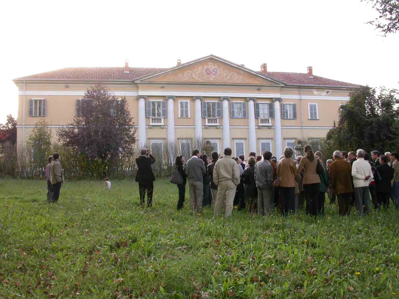 Veduta dei partecipanti alla visita alla Tenuta Valdeperno.