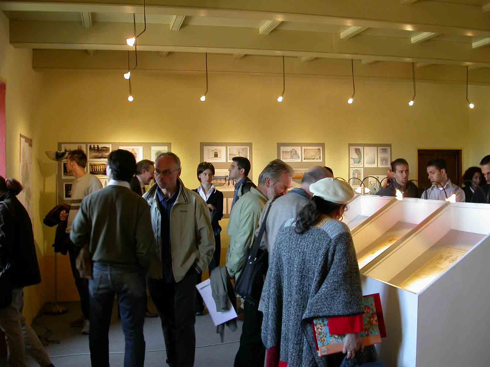 Pubblico in visita alle bacheche  di esposizione dei cabrei storici presso il Castello di Soglio.
