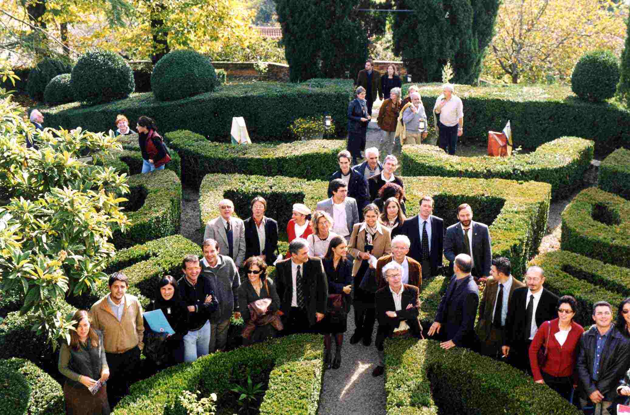 Foto ricordo dei partecipanti al convegno nel giardino del Castello di Soglio