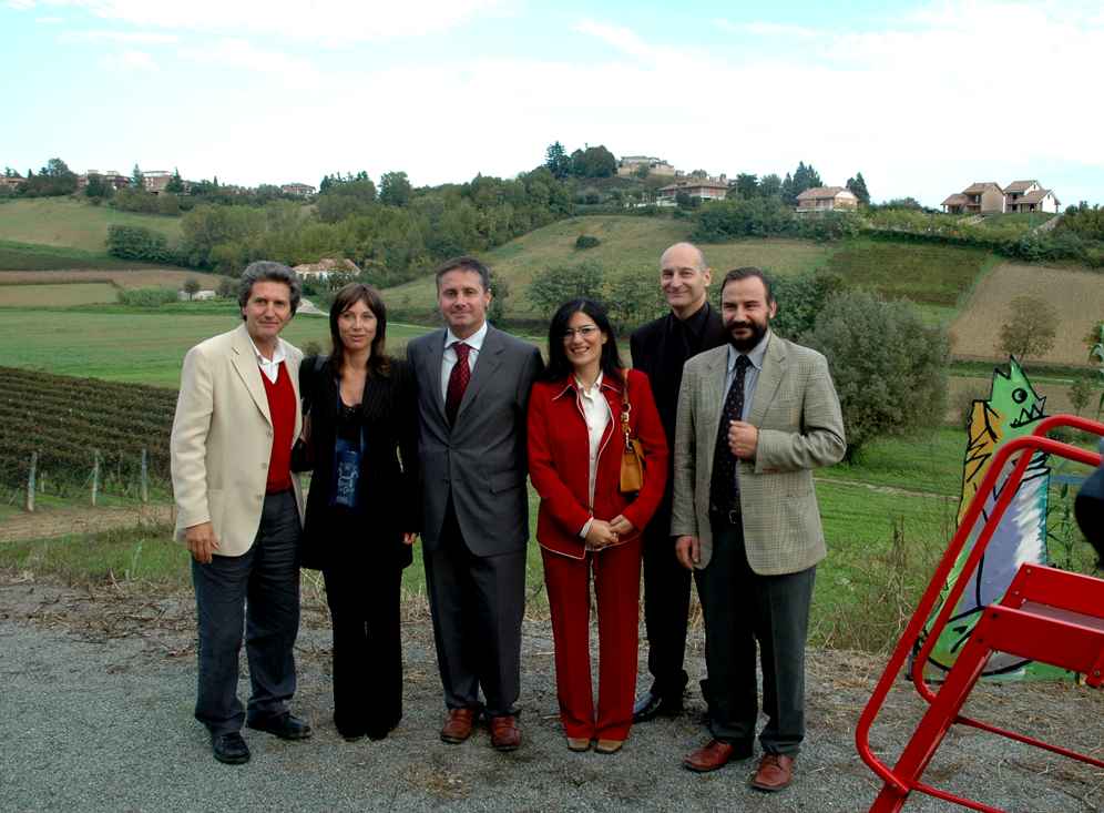  Foto ricordo dei premiati nella corte dell'azienda vitivinicola di Michele Chiarlo a Castelnuovo Calcea.