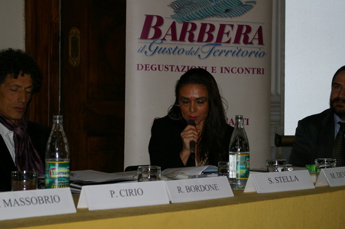 Dott.ssa Patrizia Cirio (Storica dellindustria enologia) - Vigne, Cantine, fabbriche e Pionieri tra '800 e '900 nellAstigiano.