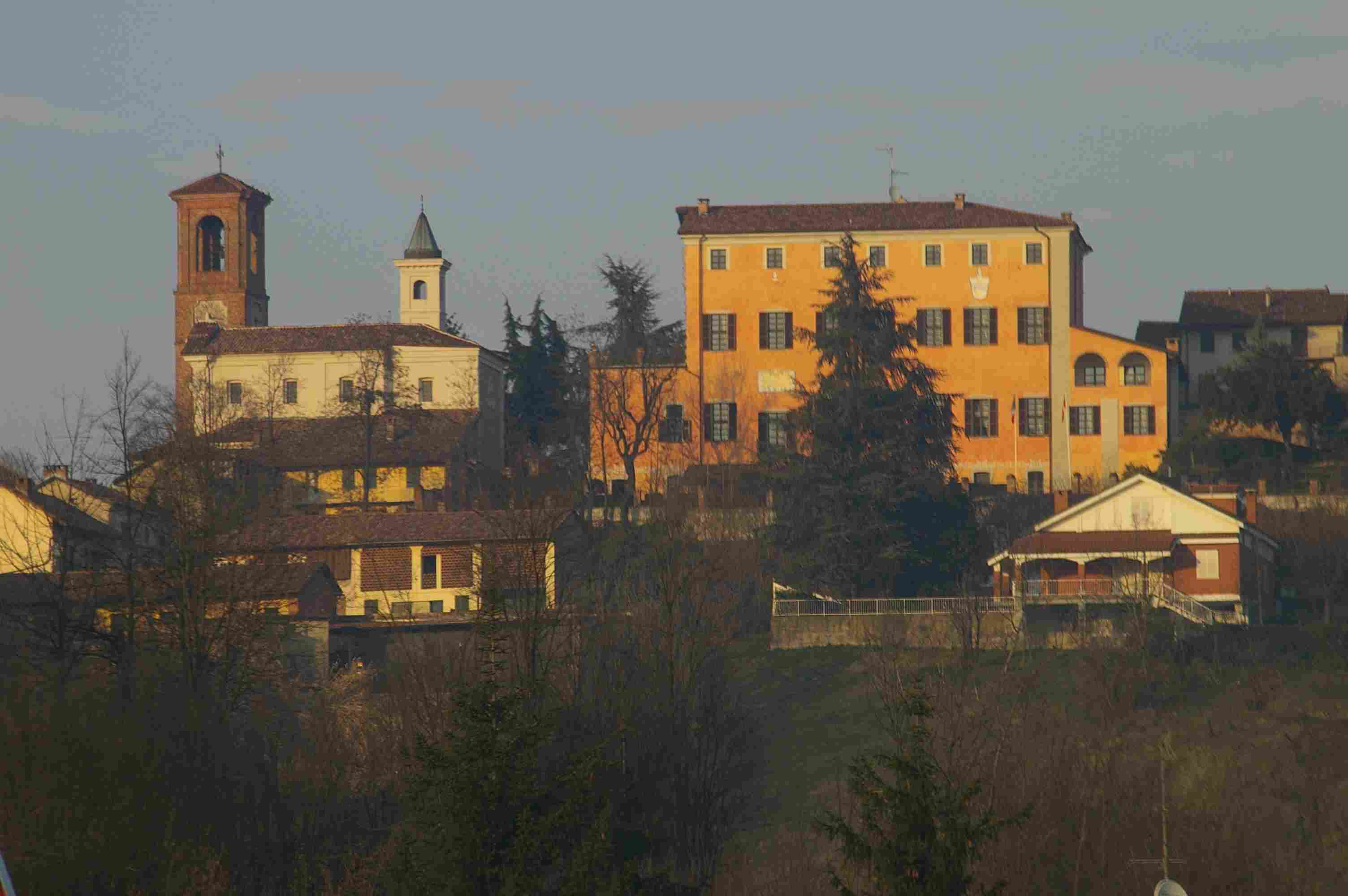 Veduta dell'abitato di Isola d'Asti (Villa).