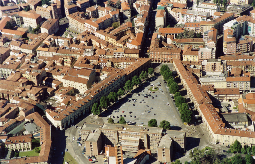 Veduta aerea di Piazza Vittorio Alfieri ad Asti, lungo I cui portici si situa il Ristorante Reale, sede dell'Assemblea  generale 2006 dell'Osservatorio del Paesaggio per il Monferrato e l'Astigiano.