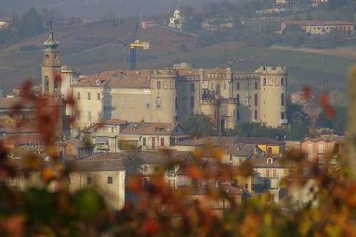 Veduta autunnale del Castello di Costigliole d'Asti