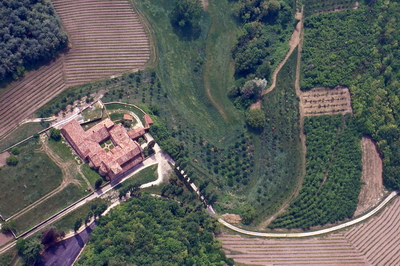 Veduta aerea della Canonica di Santa Maria di Vezzolano  (Foto Mark Cooper - Concessione Cassa di Risparmio di Asti)