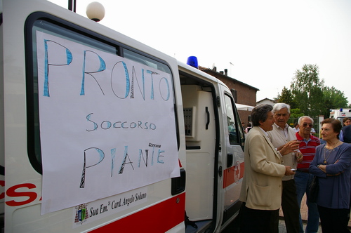 Dott. Agr. Ernesto Doglio Cotto (Presidente dell'Ordine dei Dottori Agronomi e Forestali della Provincia di Asti) con il pubblico interessato alle problematiche delle malattie delle piante.