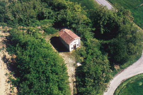 Veduta della Chiesa romanica di Santa Maria di Chiusano d'Asti   -   (Foto Mark Cooper - Concessione Cassa di Risparmio di Asti)