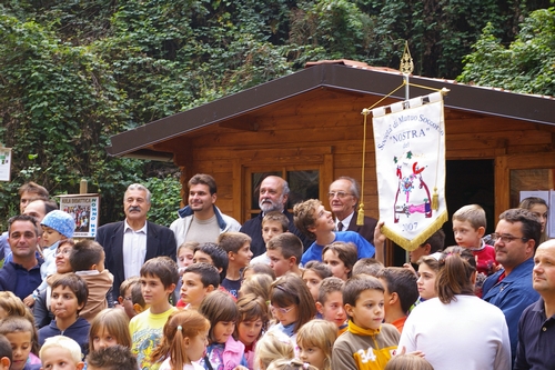  Foto ricordo della cerimonia di nascita della Società di Mutuo Soccorso "NOSTRA" del Bosco dei Bambini per 