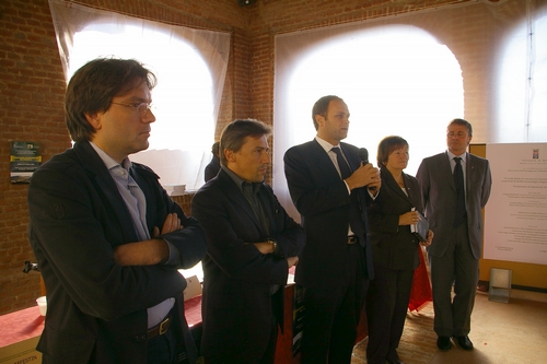 Consegna del Premio al Comune di Asti rappresentato dall'Asessore all'Urbanistica Dott. Fabrizio Imerito, alla presenza del Dirigente dell'Assessorato all'Urbanistica del Comune di Asti Arch. Angelo De Marchis e del Consigliere comunale Avv. Fabrizio Brignolo.