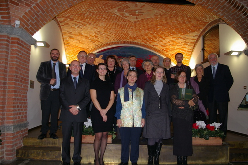 Foto ricordo degli Autori e rappresentanti della Cassa di Risparmio di Asti (dall'alto a sinistra) Prof. Marco devecchi, Dott. Michele Maggiora, Ing. Francesco Garetto, Arch. Marina Cappellino, Prof. Renato Bordone, Arch. Paola Salerno, Dott. Aldo Pia, Prof.ssa Luciana Quagliotti, Arch. Gianni Cavallero, Dott. Carlo Demartini, Arch. Fabrizio Gagliardi, Prof.ssa Laurana Lajolo, Prof. Ottavio Coffano, Rag. Isidoro Albergucci, Dott.ssa Stefania Manzetti, Prof.ssa Paola Grassi, Dott.ssa Federica Larcher e Arch. Cristina Lucca.