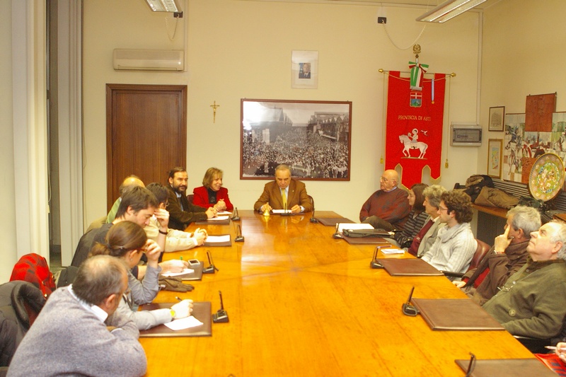 Presentazione pubblica da parte dell Assessore  all Ambiente della Provincia, Pier Franco Ferraris, presso la Sala Giunta del Palazzo della Provincia di Asti del Bando di Concorso di Idee per l "Adozione di soluzioni di Ingegneria naturalistica nel Recupero funzionale e Paesaggistico di un sentiero storico nell abitato di Schierano". Nella foto da (dx - in senso antiorario): Vittorio Fiore, Franco Cavagnino, Alessandro Risso, Ernesto Doglio Cotto, Monica Gentile, Erildo Ferro, Pier Franco Ferraris, Silvana Bruna, Marco Devecchi, Francesco Garetto, Emanuele Giubasso, giornalista Nuova Provincia e Piero Musso [Foto Luca Chiusano].