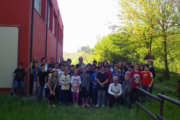 Foto ricordo della consegna agli studenti della Scuola Media di Mombercelli del Volume "Muri virtuosi dell Astigiano