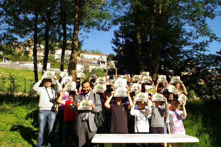 Foto ricordo della consegna agli studenti della Scuola Media di Mombercelli del Volume "Muri virtuosi dell Astigiano. Nella Foto l insegnante Prof. Filippo Romagnolo (sx), il Prof. Marco Devecchi (centro) dell Osservatorio del Paesaggio per il Monferrato e l Astigiano e l Arch. Andrea Laiolo (dx)Sindaco di Vinchio.