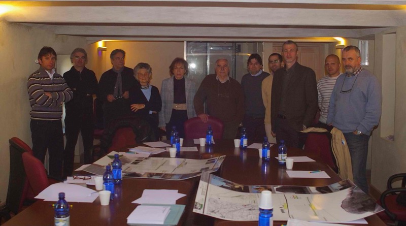 Foto ricordo dell'avvio dei lavori il giorno 10 marzo 2011 della Giuria per la valutazione dei progetti pervenuti nell'ambito del Bando pubblico di concorso per l'adozione di soluzioni di ingegneria naturalistica nel recupero funzionale e paesaggistico di un sentiero storico nell'abitato di  Schierano (Passerano Marmorito). 
