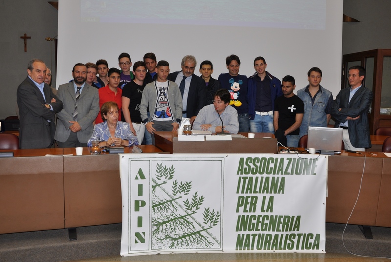 Momento della premiazione del Concorso di Ingegneria naturalistica per il recupero del sentiero storico a Schierano (Passerano Marmorito) nell'ambito del Convegno AIPIN ad Asti (27 maggio 2011). Nella foto da (sx): Pier Franco Ferraris, Marco Devecchi, Silvana Bruna, Emanuele Giubasso, Marco Allocco e gli studenti dell'Istituto Tecnico per Geometri G. Porzio di Napoli (Foto di Angelo Rossi).