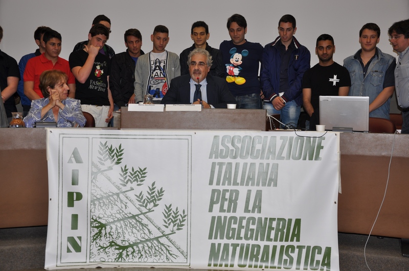Presentazione degli studenti dell Istituto Tecnico per Geometri G. Porzio di Napoli, partecipanti al Concorso per l intervento a Schierano [Foto di Angelo Rossi].