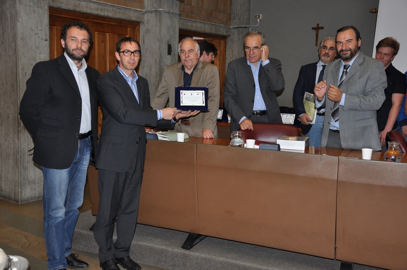 Consegna da parte dell Assessore Pier Franco Ferraris (Provincia di Asti) del Primo premio allo Studio Emmequadro - Arch. Marco Maccagno e Claudio Mogliotti [Foto di Angelo Rossi].
