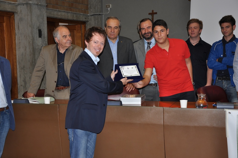 Consegna da parte di uno studente dell Istituto G. Porzio di Napoli del Secondo premio al progetto elaborato dal gruppo di professionisti composto da: Ing. Claudia Chiappino, Geol. Alberto Maccabruni, Agr. Francesca Oggionni e Ing. Luca Zammarian [Foto di Angelo Rossi].