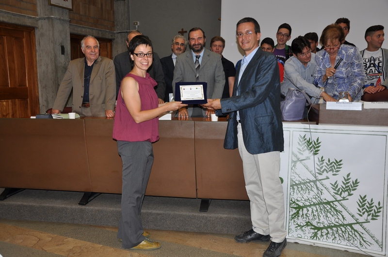 Consegna da parte del Dott. marco Allocco (AIPIN) della Targa di menzione al terzo progetto classificato della Dott.ssa For. Arianna Giusta [Foto di Angelo Rossi].