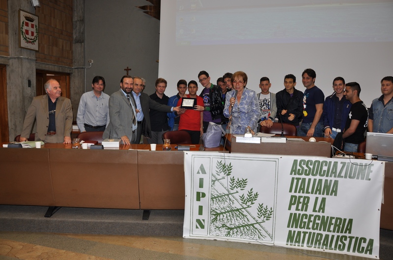 Consegna da parte di Marco devecchi (Osservatorio del Paesaggio per il Monferrato e l Astigiano) e da parte dell Assessore Pier Franco Ferraris (Provincia di Asti) della Targa di menzione al progetto elaborato dagli studenti dell Istituto tecnico per Geometri G. Porzio di Napoli. . Lettura del verbale della Commissione giudicatrice da parte della Dott.ssa Silvana Bruna (Sinadaco di Passerano Marmorito) [Foto di Angelo Rossi].