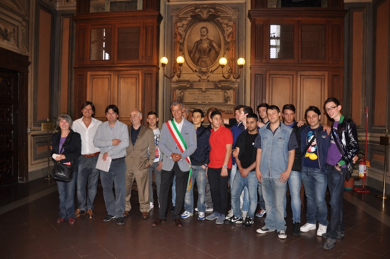 Foto ricordo dell incontro di ricevimento degli studenti dell Istituto Tecnico per geometri G. Porzio di Napoli da parte del Sindaco di Asti, On.le Giorgio Galvagno [Foto di Marisa Valente].