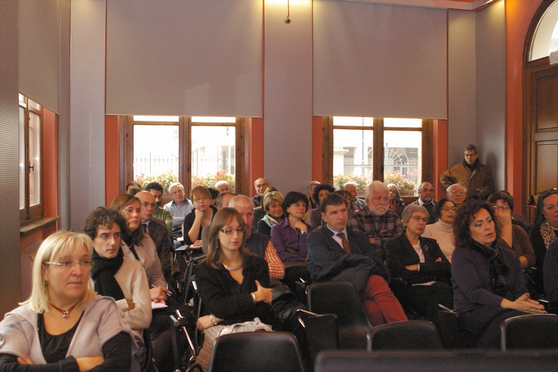 Veduta del folto pubblico presente al  Convegno a Canale presso l Enoteca Regionale del Roero su "Dall Astisio al Roero. La definizione di un territorio attraverso gli studi di Renato Bordone". 