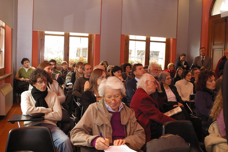 Veduta del folto pubblico presente al  Convegno a Canale presso l Enoteca Regionale del Roero su "Dall Astisio al Roero. La definizione di un territorio attraverso gli studi di Renato Bordone". 
