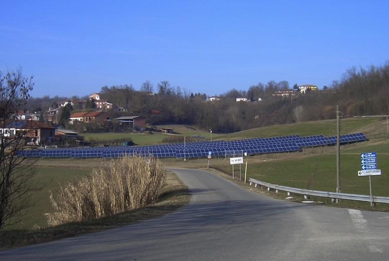 Veduta di un campo fotovoltaico a terra nell'Astigiano [Foto di Nico Novara].