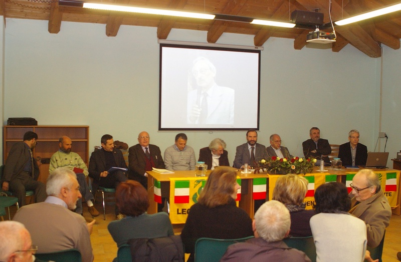 Tavolo dei relatori all incontro di riflessione su "Fotovoltaico: opportunità e preoccupazioni". Da (sx): Alessandro Mortarino (Stop al Consumo di territorio), Angelo Marengo (Provincia di Asti), Erildo Ferro (Osservatorio del Paesaggio per il Monferrato e l Astigiano), Marco Maggiora (Esperto fotovoltaico), Giampiero Godio (Responsabile settore energia Legambiente Piemonte e Valle d Aosta), Marco Devecchi (Moderatore), Guido Cavalla (Sindaco di Villafranca d Asti), Domenico Marinetto (LIPU) e Nico Novara (Circolo Legambiente Valtriversa) [Foto Angelo Rossi].