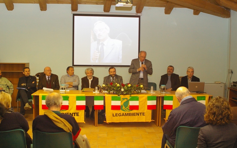 Tavolo dei relatori al momento di riflessione su "Fotovoltaico: opportunità e preoccupazioni". Da (sx): Alessandro Mortarino (Stop al Consumo di territorio), Angelo Marengo (Provincia di Asti), Erildo Ferro (Osservatorio del Paesaggio per il Monferrato e l Astigiano), Marco Maggiora (Esperto fotovoltaico), Giampiero Godio (Responsabile settore energia Legambiente Piemonte e Valle d Aosta), Marco Devecchi (Moderatore), Guido Cavalla (Sindaco di Villafranca d Asti), Domenico Marinetto (LIPU) e Nico Novara (Circolo Legambiente Valtriversa) [Foto Angelo Rossi].