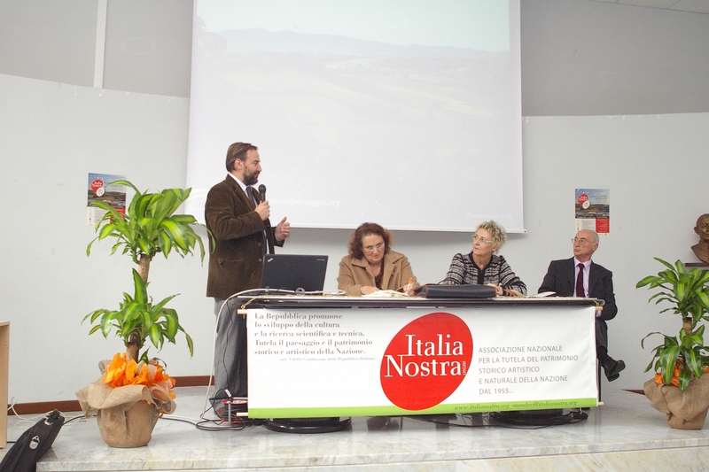 Relazione del Prof. Marco Devecchi al Convegno di Italia Nostra - Sez. Mondovì su "Il Paesaggio monregalese. Tutela, minacce, qualità, pressioni, sostenibilità. Al Tavolo dei relatori: da (sx) Arch. Maria Teresa Roli (Direttivo nazionale di Italia Nostra), Dott. Piergiorgia Oderda (Scrittrice) e Arch. Ezio Agosto (Presidente della Sezione di Mondovì di Italia Nostra) [Foto di Giorgio Pelassa].
