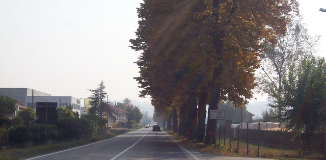 Veduta  della strada statale 10 (Padana inferiore)  di ingresso a Villafranca d'Asti.
