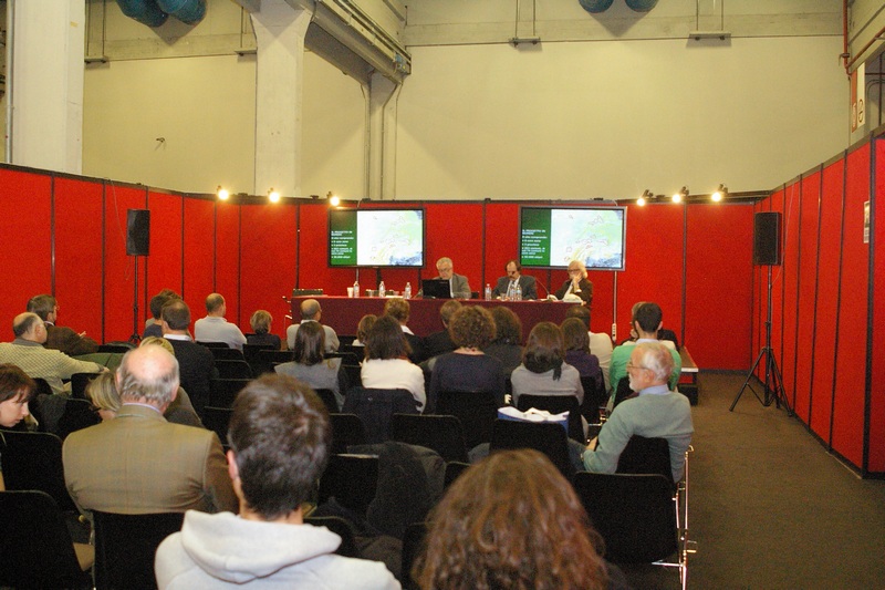 Veduta del folto pubblico presente al Convegno "Conciliare il paesaggio alle attività antropiche. Le nuove tecnologie per stabilimenti agricoli e industriali integrati e sostenibili" a Torino, Lingotto Fiere, sabato 26 novembre 2011. 