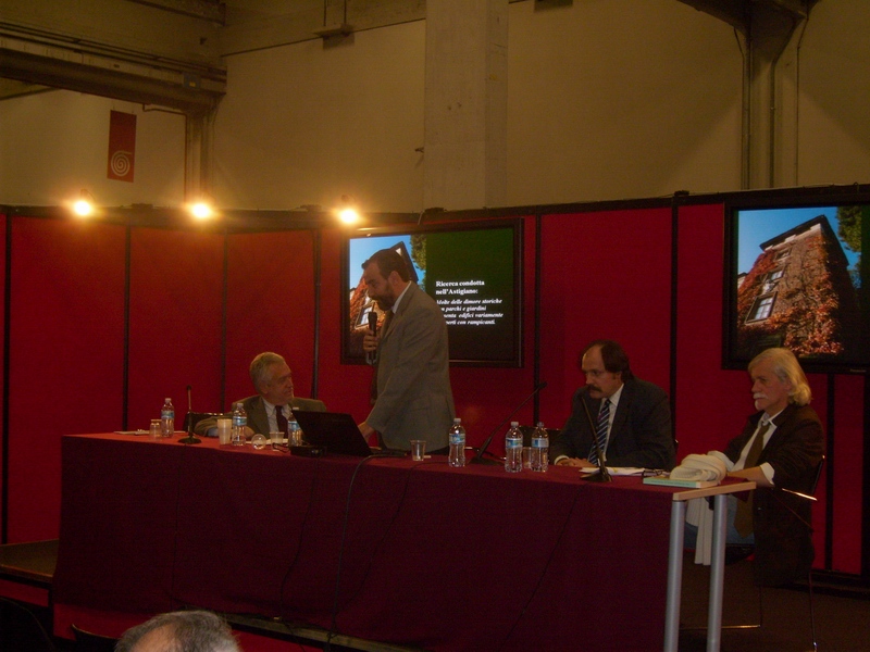 Relazione del Prof. Marco Devecchi (Facoltà di Agraria dell Università di Torino). Al Tavolo dei relatori da (sx): Ing. Livio Dezzani (Direttore programmazione strategica, politiche territoriali ed edilizia della Regione Piemonte), Dott. Luca Patria (Presidente CERCA - Centro Ricerche di Cultura Alpina) e Arch. Pierpaolo Court (AD83 Architettura) [Foto Guido Bonino].