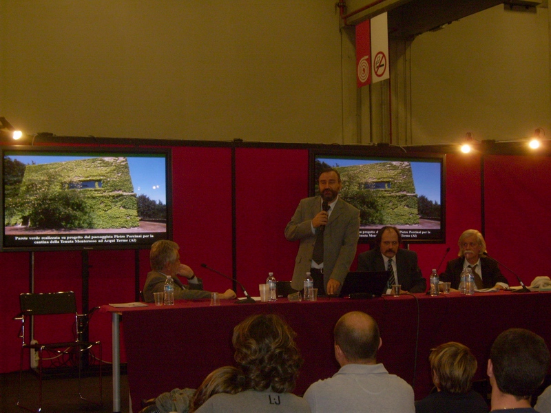 Relazione del Prof. Marco Devecchi (Facoltà di Agraria dell Università di Torino). Al Tavolo dei relatori da (sx): Ing. Livio Dezzani (Direttore programmazione strategica, politiche territoriali ed edilizia della Regione Piemonte), Dott. Luca Patria (Presidente CERCA - Centro Ricerche di Cultura Alpina) e Arch. Pierpaolo Court (AD83 Architettura) [Foto Guido Bonino].