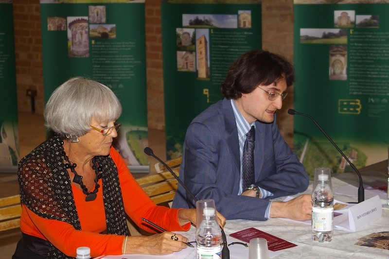 Relazione del Dott. Ezio Claudio Pia (Università di Torino) su "Le vie del commercio astigiano nei secoli XI e XII".  A lato, Arch. Paola Salerno (Moderatore del Convegno).