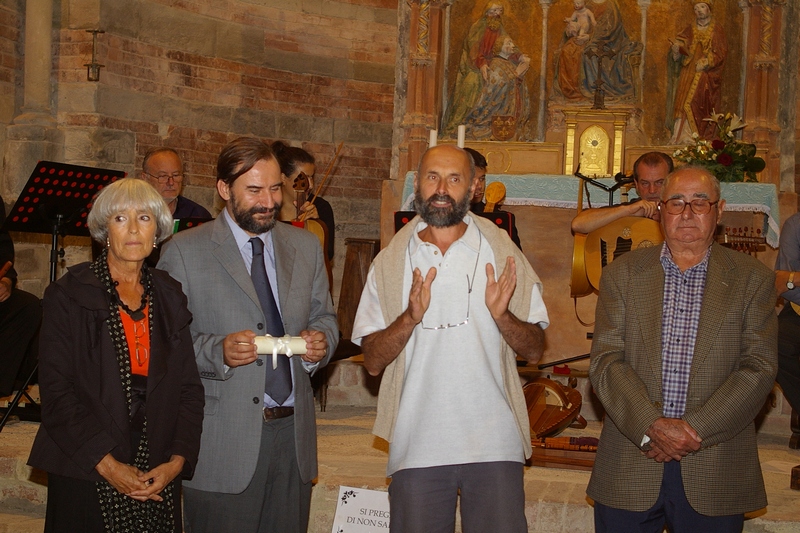 Discorso di presentazione dell Ing. Giuseppe Ratti e di illustrazione delle motivazione di assegnazione del Premio "Alfiere del Paesaggio 2011.Nella foto da (sx): Paola Salerno, Marco Devecchi, Alessandro Mortarino e Luigi Dorella (Foto Renato Romagnoli).