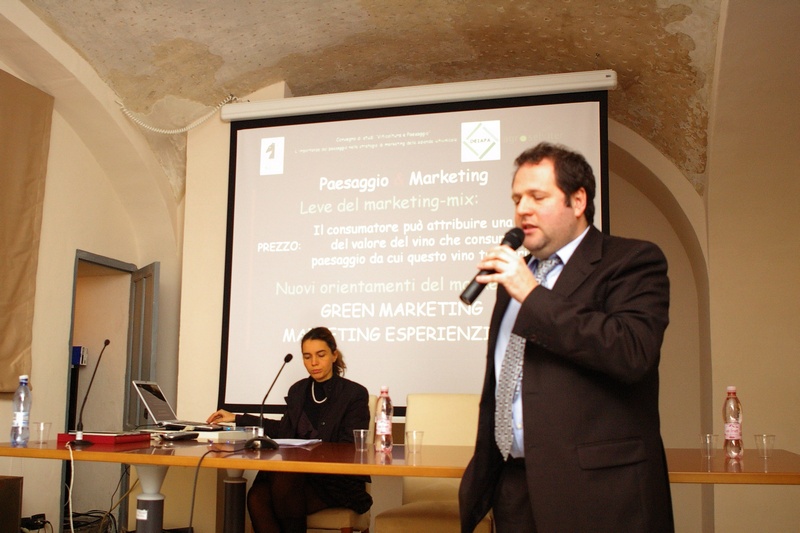 Relazione del Prof. Stefano Massaglia della Facoltà di Agraria dell Università di Torino su "L importanza del paesaggio nelle strategie di Marketing delle aziende vitivinicole".