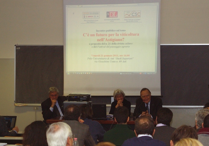 Introduzione al Convegno del Dott. Michele Maggiora (Presidente della Fondazione Cassa di Risparmio di Asti). Al Tavolo dei relatori: Prof. Bruno Giau (Presidente del Centro Studi per lo sviluppo rurale della collina) e la Prof.ssa Laurana Lajolo (Moderatrice e organizzatrice del Convegno).