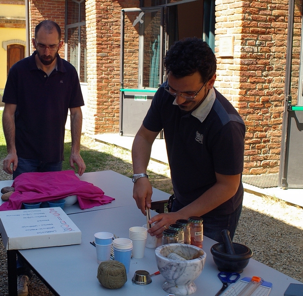 Momento formativo condotto dagli educatori del CEA - Centro di Educazione Ambientale di Asti su "Laboratorio: colori e terra".