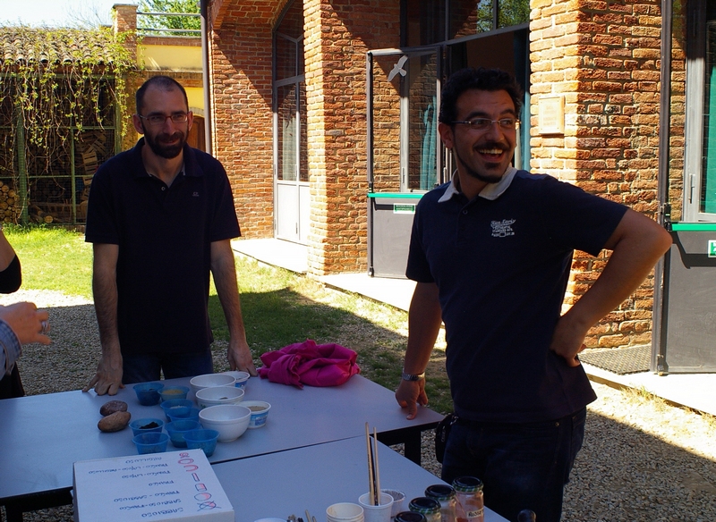 Momento formativo condotto dagli educatori del CEA - Centro di Educazione Ambientale di Asti su "Laboratorio: colori e terra".