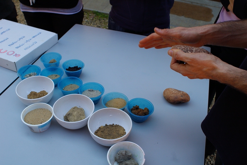 Momento formativo condotto dagli educatori del CEA - Centro di Educazione Ambientale di Asti su "Laboratorio: colori e terra".