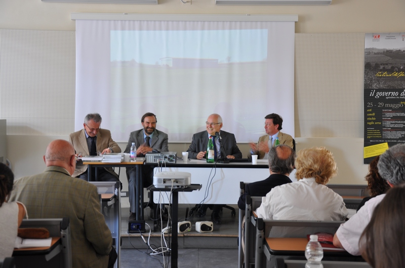  Relazione del Prof. Marco Devecchi (Coordinatore della Rete piemontese degli Osservatori del Paesaggio) sul tema delle Dichiarazioni di notevole interesse pubblico del paesaggio ai sensi del Codice Urbani [Foto di Agnese Fornaris].