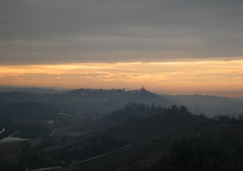 Veduta del suggestivo paesaggio di Isola Villa al tramonto serale (Foto di Paola Tirone).