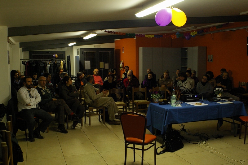 Veduta del folto pubblico presente all incontro "Salviamo il paesaggio" con la proiezione del Film documento "Il suolo minacciato" (Foto Dario Giordano).