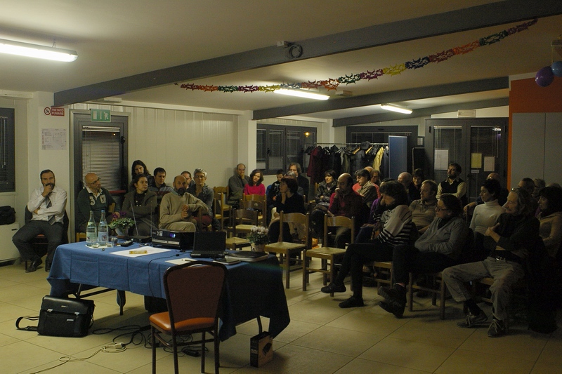Veduta del folto pubblico presente all  incontro "Salviamo il paesaggio" con la proiezione del Film documento "Il suolo minacciato" (Foto Dario Giordano).