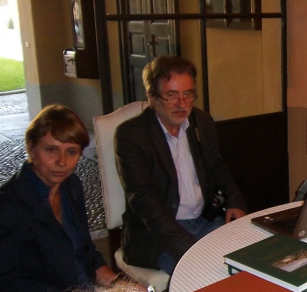prof. Yves Luginbühl dell Università di Parigi ed Arch. Laura Vaschetti della Soprintendenza di Torino nell ambito dei sopralluoghi nel territorio astigiano per la conoscenza dei caratteri peculiari dei paesaggi viticoli candidati a Patrimonio dell Umanità da parte dell UNESCO (Foto dell Ing. Marco Valle).