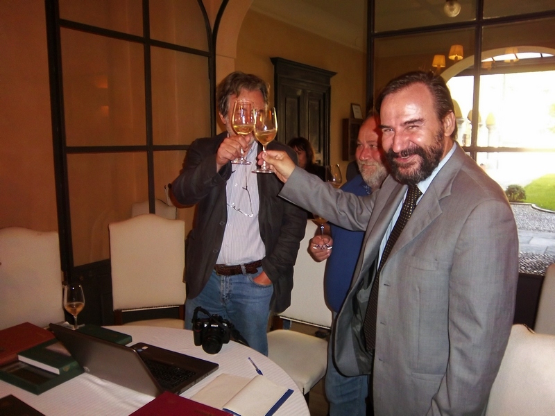 Brindisi benaugurale al termine dell incontro tra il Prof. Yves Luginbühl dell Università di Parigi (sx), il Dott. Giovanni Pensabene (Provincia di Asti) e il Prof. Marco Devecchi, Presidente dell Osservatorio del Paesaggio per il Monferrato e l Astigiano (Foto dell Ing. Marco Valle).