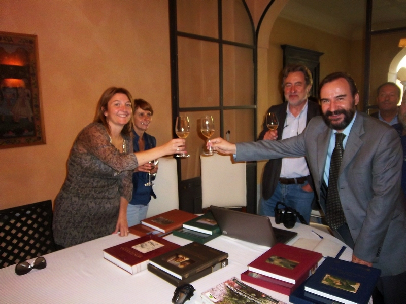 Brindisi benaugurale al termine dell incontro tra il Prof. Yves Luginbühl dell Università di Parigi (centro), l Assessore all UNESCO della Provincia di Asti, Dott.ssa Annalisa Conti (sx), l Arch. Laura Vaschetti della Soprintendenza di Torino, e il Prof. Marco Devecchi, Presidente dell Osservatorio del Paesaggio per il Monferrato e l Astigiano (Foto dell Ing. Marco Valle).